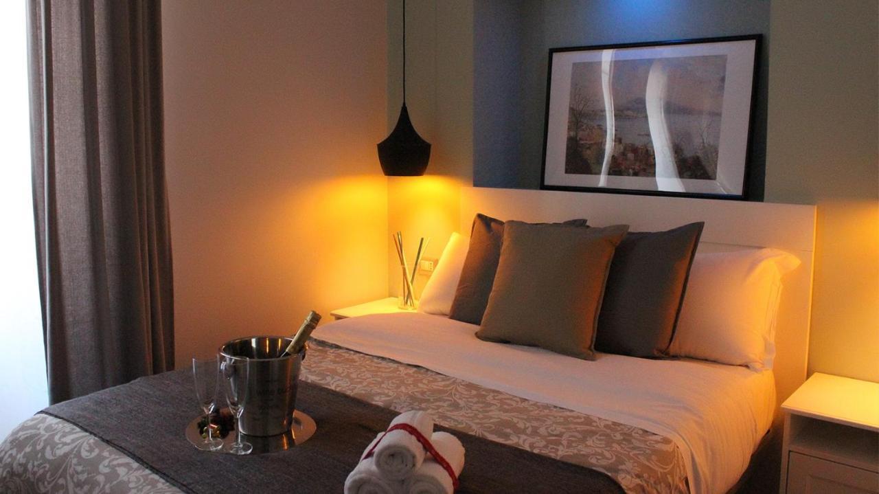Residenza La Scala Bed & Breakfast Наполи Екстериор снимка